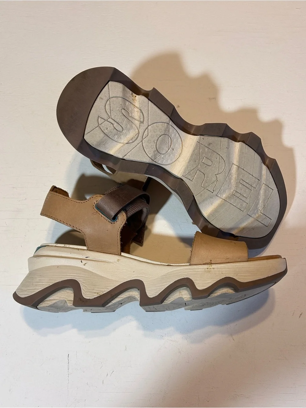 Sorel Kinetic Impact Y-Strap Sandals Women’s Size 7 Beige Leather Platform Sport